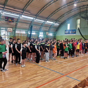 Reprezentacje szkół w szeregu zgromadzone na zawodach z unihokeja. Kliknięcie na zdjęcie spowoduje jego powiększenie do rozmiaru oryginalnego.