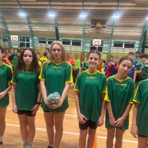 Reprezentacja dziewcząt w unihokeju. Kliknięcie na zdjęcie spowoduje jego powiększenie do rozmiaru oryginalnego.