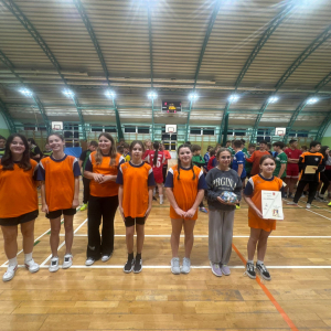 Reprezentacja dziewcząt z dyplomem za zajęcie 3 miejsca w zawodach w unihokeja. Kliknięcie na zdjęcie spowoduje jego powiększenie do rozmiaru oryginalnego.