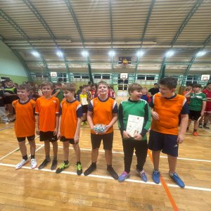 Reprezentacja chłopców z dyplomem za zajęcie 4 miejsca w zawodach w unihokeja. Kliknięcie na zdjęcie spowoduje jego powiększenie do rozmiaru oryginalnego.