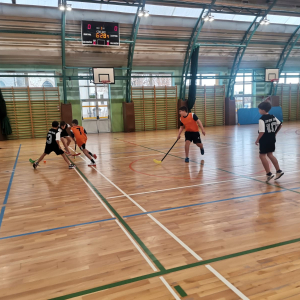 Drużyna chłopców w trakcie gry w unihokeja. Kliknięcie na zdjęcie spowoduje jego powiększenie do rozmiaru oryginalnego.