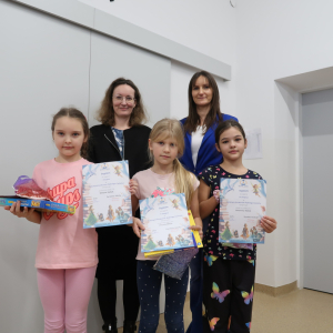 Laureatki Szkolnego Konkursu Pięknego Czytania: Milena Kabat z kl. 2 b - 1 miejsce, Urszula Witek kl. 2 b - 2 miejsce i Antonina Małek kl. 2 a - 3 miejsce oraz pani Wicedyrektor Dorota Gurgul i pani Marcelina Pajor. Kliknięcie na zdjęcie spowoduje jego powiększenie do rozmiaru oryginalnego.