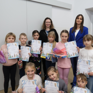 Uczestnicy Szkolnego Konkursu Pięknego Czytania z panią Wicedyrektor Dorotą Gurgul i panią Marceliną Pajor. Kliknięcie na zdjęcie spowoduje jego powiększenie do rozmiaru oryginalnego.