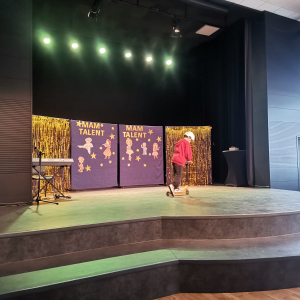 Kabaret w wykonaniu jednego z uczniów. Kliknięcie na zdjęcie spowoduje jego powiększenie do rozmiaru oryginalnego.