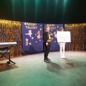 Występ uczniów w szkolnym Mam Talent. Kliknięcie na zdjęcie spowoduje jego powiększenie do rozmiaru oryginalnego.