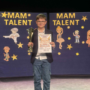Arkadiusz Cierniak - laureat 1 miejsca w szkolnej edycji Mam Talent. Kategoria wiekowa kl. 7-8.  Kliknięcie na zdjęcie spowoduje jego powiększenie do rozmiaru oryginalnego.
