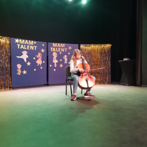 Jedna z uczennic gra na instrumencie w trakcie szkolnej edycji Mam Talent. Kliknięcie na zdjęcie spowoduje jego powiększenie do rozmiaru oryginalnego.