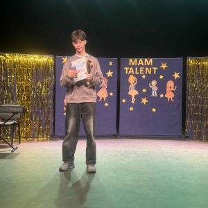 Adrian Czuj laureat 3 miejsca w szkolnej edycji Mam Talent w kategorii wiekowej kl. 7-8.  Kliknięcie na zdjęcie spowoduje jego powiększenie do rozmiaru oryginalnego.