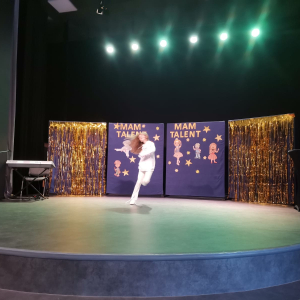 Akrobacje wykonywane przez jedną z uczennic w ramach szkolnego pokazu talentów. Kliknięcie na zdjęcie spowoduje jego powiększenie do rozmiaru oryginalnego.