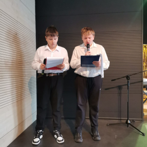 Uczniowie kl. 6 b jako prezenterzy na szkolnym Mam Talent. Kliknięcie na zdjęcie spowoduje jego powiększenie do rozmiaru oryginalnego.