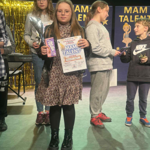 Zuzanna Czaja - laureatka 2 miejsca w szkolnej edycji Mam Talent. Kategoria wiekowa klasy 4-6.  Kliknięcie na zdjęcie spowoduje jego powiększenie do rozmiaru oryginalnego.