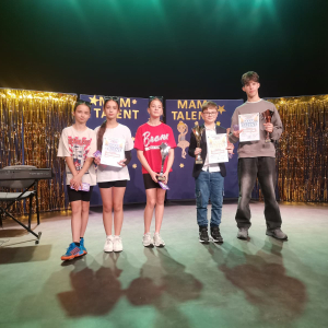 Laureaci z kl. 7-8 z dyplomami i nagrodami zdobytymi w szkolnej edycji Mam Talent. Kliknięcie na zdjęcie spowoduje jego powiększenie do rozmiaru oryginalnego.