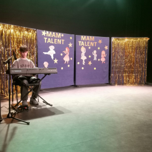 Pokaz muzyczny w wykonaniu jednego z uczestników konkursu Mam Talent. Kliknięcie na zdjęcie spowoduje jego powiększenie do rozmiaru oryginalnego.