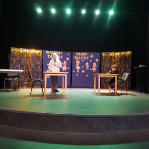 Scenka prezentowana przez 2 uczniów w szkolnej edycji Mam Talent. Kliknięcie na zdjęcie spowoduje jego powiększenie do rozmiaru oryginalnego.