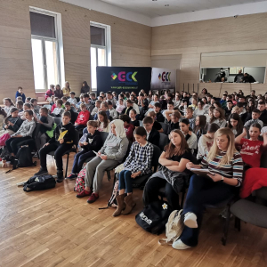 Społeczność szkoły zgromadzona w Gminnym Centrum Kultury Czytelnictwa i Sportu w Szczurowej. Kliknięcie na zdjęcie spowoduje jego powiększenie do rozmiaru oryginalnego.