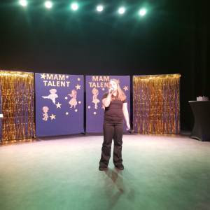 Jedna z uczennic wykonuje utwór muzyczny na pokazie szkolnych talentów. Kliknięcie na zdjęcie spowoduje jego powiększenie do rozmiaru oryginalnego.