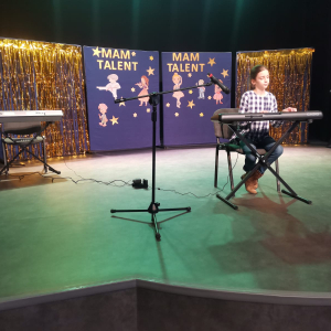 Uczestniczka konkursu gra na keybordzie w trakcie Mam Talent. Kliknięcie na zdjęcie spowoduje jego powiększenie do rozmiaru oryginalnego.