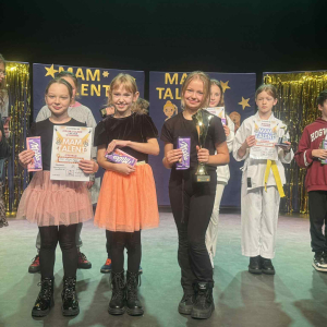 Nagrodzone Trio: Klara Markowicz, Alicja Włodarczyk i Nikola Wujkowski. Laureatki 1 miejsca w szkolnej edycji Mam Talent. Kliknięcie na zdjęcie spowoduje jego powiększenie do rozmiaru oryginalnego.