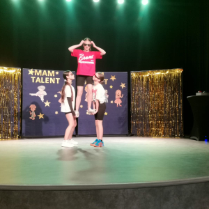 Pokaz akrobatyczny w wykonaniu 3 uczennic. Kliknięcie na zdjęcie spowoduje jego powiększenie do rozmiaru oryginalnego.