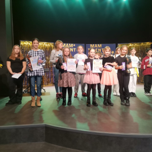 Laureaci i osoby biorące udział w szkolnej edycji konkursu Mam Talent. Kliknięcie na zdjęcie spowoduje jego powiększenie do rozmiaru oryginalnego.