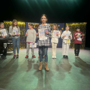 Antonina Szafraniec - laureatka 3 miejsca w szkolnym Mam Talent - kategoria wiekowa kl. 4-6.  Kliknięcie na zdjęcie spowoduje jego powiększenie do rozmiaru oryginalnego.