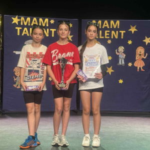 Zespół Akro Stars: Maja Domagała, Zuzanna Stachura i Nikola Pająk - laureatki 2 miejsca w szkolnej edycji Mam Talent w kategorii wiekowej kl. 7-8.  Kliknięcie na zdjęcie spowoduje jego powiększenie do rozmiaru oryginalnego.