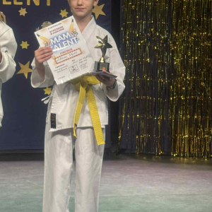 Liliana Wąsik z wyróżnieniem za udział w szkolnej edycji Mam Talent.  Kliknięcie na zdjęcie spowoduje jego powiększenie do rozmiaru oryginalnego.