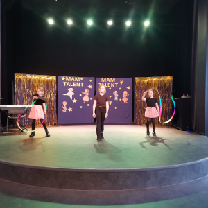 Występ taneczny uczennic w Szkolnym Mam Talent. Kliknięcie na zdjęcie spowoduje jego powiększenie do rozmiaru oryginalnego.