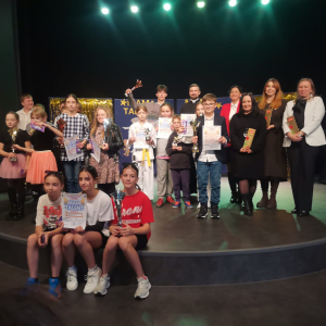 Jury wraz z laureatami szkolnej edycji Mam Talent. Kliknięcie na zdjęcie spowoduje jego powiększenie do rozmiaru oryginalnego.