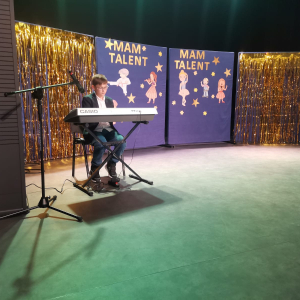 Uczeń w trakcie gry na keybordzie w szkolnym Mam Talent. Kliknięcie na zdjęcie spowoduje jego powiększenie do rozmiaru oryginalnego.