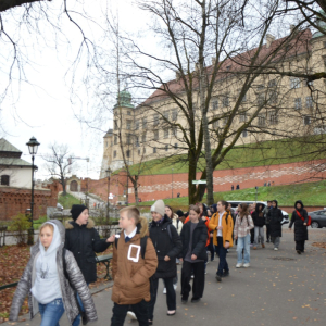 Klasy piąte na alejkach poniżej Wawelu. Kliknięcie na zdjęcie spowoduje jego powiększenie do rozmiaru oryginalnego.