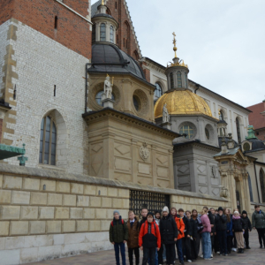 Klasy 5 obok Katedry Wawelskiej. Kliknięcie na zdjęcie spowoduje jego powiększenie do rozmiaru oryginalnego.