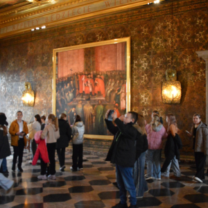 Uczniowie klas 5 wraz z nauczycielami zwiedzają Zamek Królewski w Krakowie. Kliknięcie na zdjęcie spowoduje jego powiększenie do rozmiaru oryginalnego.