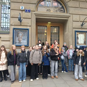 Piątoklasiści przed fasadą teatru w Krakowie. Kliknięcie na zdjęcie spowoduje jego powiększenie do rozmiaru oryginalnego.