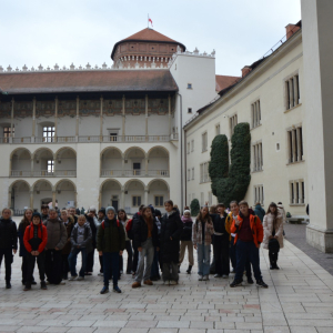 Klasy piąte wraz z nauczycielami na dziedzińcu Zamku Królewskiego w Krakowie. Kliknięcie na zdjęcie spowoduje jego powiększenie do rozmiaru oryginalnego.
