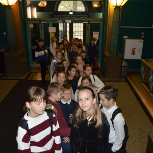 Uczniowie we wnętrzach teatru w oczekiwaniu na spektakl. Kliknięcie na zdjęcie spowoduje jego powiększenie do rozmiaru oryginalnego.