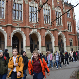 Uczniowie klas 5 idą krakowskimi uliczkami. Kliknięcie na zdjęcie spowoduje jego powiększenie do rozmiaru oryginalnego.