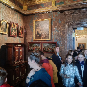 Zwiedzanie wnętrz zamku na Wawelu w towarzystwie pani przewodnik przez uczniów klas 5. Kliknięcie na zdjęcie spowoduje jego powiększenie do rozmiaru oryginalnego.