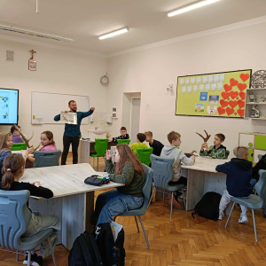 Prowadzący opowiada uczniom klas 7 o życiu lasu. Kliknięcie  na zdjęcie spowoduje jego powiększenie do rozmiaru oryginalnego.