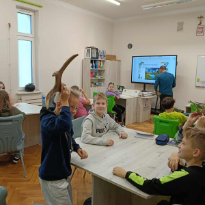 Dzieci z klas 4 oglądają poroża zwierząt na spotkaniu z leśnikiem. Kliknięcie  na zdjęcie spowoduje jego powiększenie do rozmiaru oryginalnego.