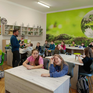 Uczniowie klas 4 słuchają wykładu leśnika i dendrologa. Kliknięcie  na zdjęcie spowoduje jego powiększenie do rozmiaru oryginalnego.