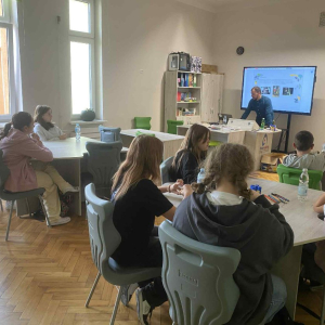Uczniowie klas 7 na spotkaniu z leśnikiem i dendrologiem. Kliknięcie  na zdjęcie spowoduje jego powiększenie do rozmiaru oryginalnego.