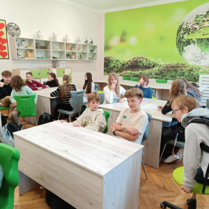 Klasy 7 w trakcie słuchania prelekcji z leśnikiem i dendrologiem. Kliknięcie  na zdjęcie spowoduje jego powiększenie do rozmiaru oryginalnego.