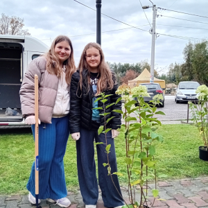 Wolontariuszki przygotowują się do sadzenia roślin. Kliknięcie na zdjęcie spowoduje jego powiększenie do rozmiaru oryginalnego.