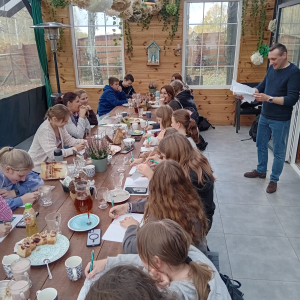 Wolontariusze słuchają historii założenia Zagrody Przyrodniczej Bella Koza. Kliknięcie na zdjęcie spowoduje jego powiększenie do rozmiaru oryginalnego.