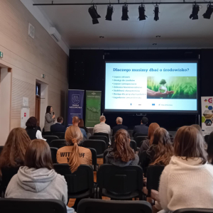 Wolontariusze słuchają wystąpienia Pani Teresy Sznajder podczas Panelu Dyskusyjnego. Kliknięcie na zdjęcie spowoduje jego powiększenie do rozmiaru oryginalnego.
