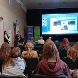 Wolontariusze słuchają wystąpienia Wójta Gminy Szczurowa Pana Zbigniewa Moskala podczas Panelu Dyskusyjnego. Kliknięcie na zdjęcie spowoduje jego powiększenie do rozmiaru oryginalnego.