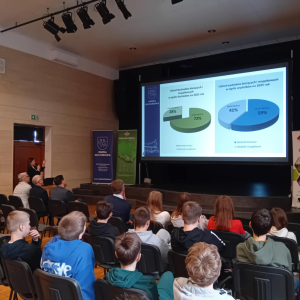 Wolontariusze w czasie Panelu Dyskusyjnego o ochronie środowiska. Kliknięcie na zdjęcie spowoduje jego powiększenie do rozmiaru oryginalnego.