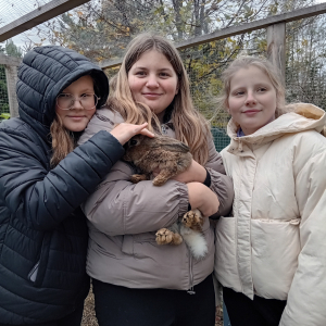 Wolontariuszki z królikiem w Zagrodzie Przyrodniczej. Kliknięcie na zdjęcie spowoduje jego powiększenie do rozmiaru oryginalnego.