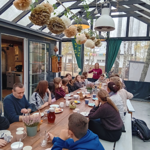 Wolontariusze podczas quizu z wiedzy na temat bankowości i przedsiębiorczości. Kliknięcie na zdjęcie spowoduje jego powiększenie do rozmiaru oryginalnego.